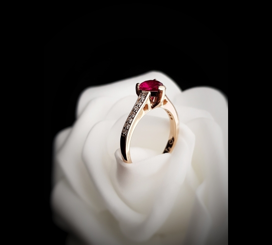 Zlatý prsteň s rubínom a briliantmi