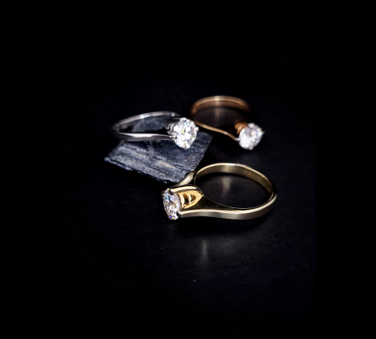 Zlatý prsteň zásnubný s Moisanitom