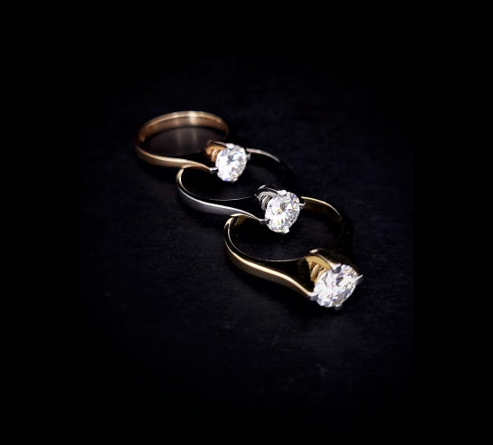 Zlatý prsteň zásnubný s Moissanitom II