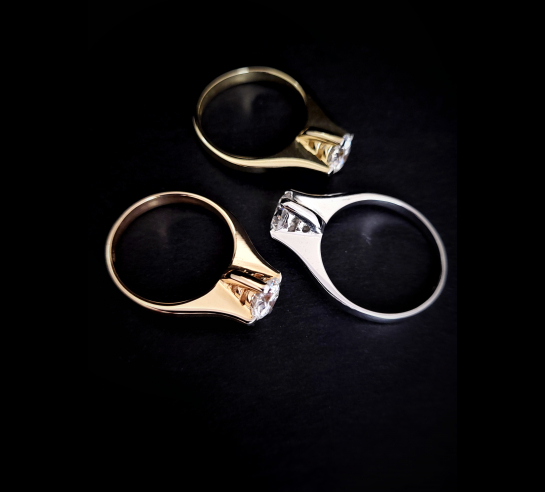 Zlatý prsteň zásnubný s Moissanitom III