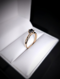 Zlatý prsteň s čiernym...