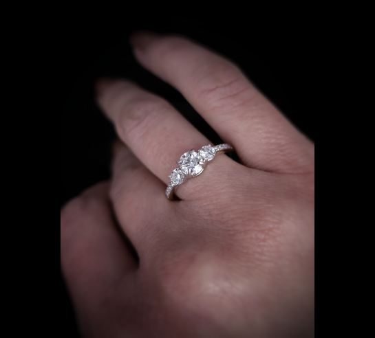 Zlatý briliantový prsteň Ivi