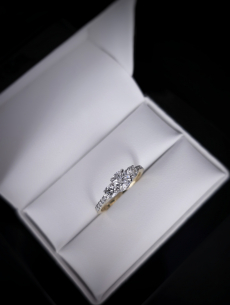 Zlatý briliantový prsteň Ivi 2