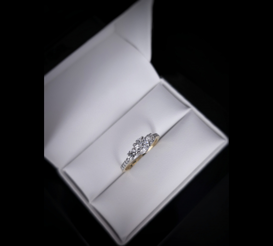 Zlatý briliantový prsteň Ivi