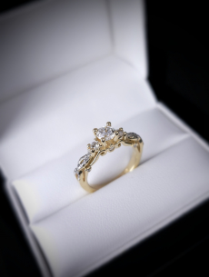 Zlatý L. briliantový prsteň 2