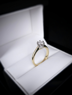 Zlatý L. briliantový prsteň...