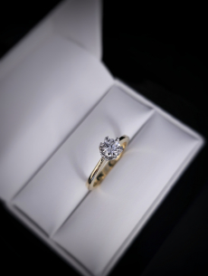 Zlatý L. briliantový prsteň... 2