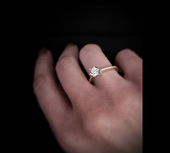 Zlatý L. briliantový prsteň Filiia