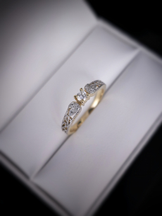 Zlatý briliantový prsteň...