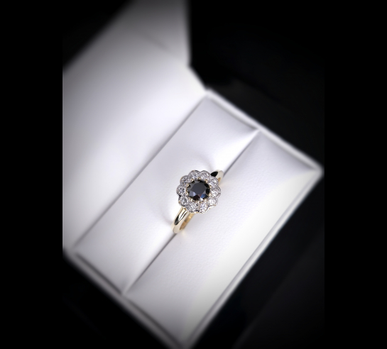 Zlatý briliantový prsteň s čiernym...