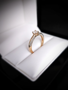 Zlatý L. briliantový prsteň...