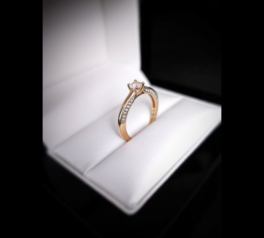 Zlatý L. briliantový prsteň Anikk