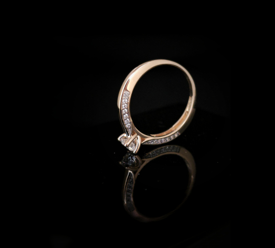 Zlatý L. briliantový prsteň Anikk