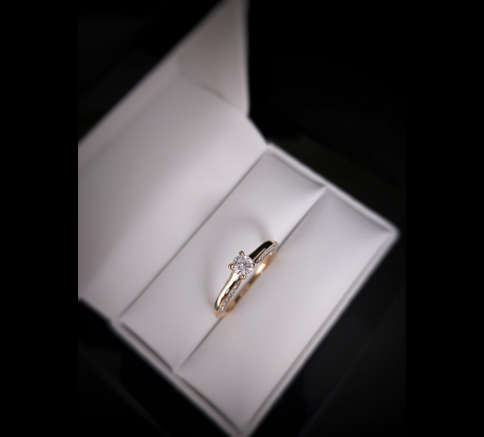 Zlatý L. briliantový prsteň Anikk