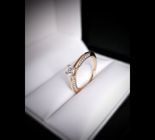 Zlatý L. briliantový prsteň Anikk