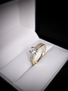 Zlatý l. briliantový prsteň...