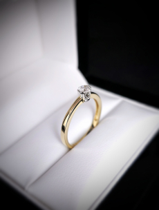 Zlatý briliantový prsteň...