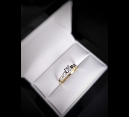 Zlatý L. briliantový prsteň Ovini