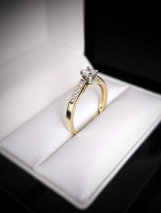 Zlatý L. briliantový prsteň... 2