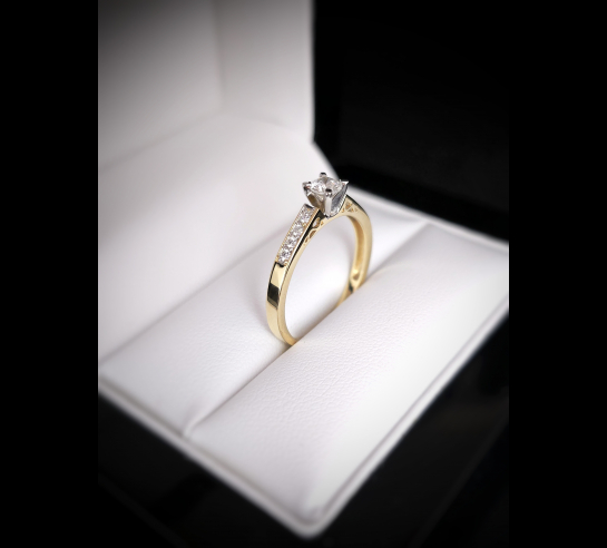 Zlatý L. briliantový prsteň Ovini