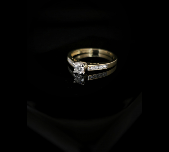 Zlatý L. briliantový prsteň Ovini