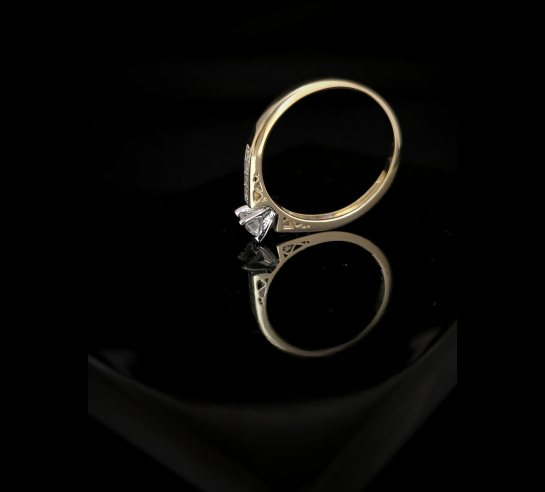 Zlatý L. briliantový prsteň Ovini