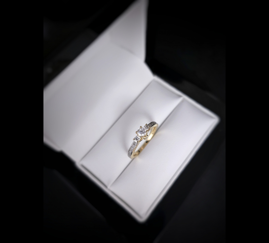 Zlatý briliantový prsteň Oniv