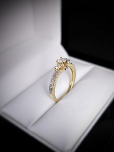 Zlatý briliantový prsteň Oniv