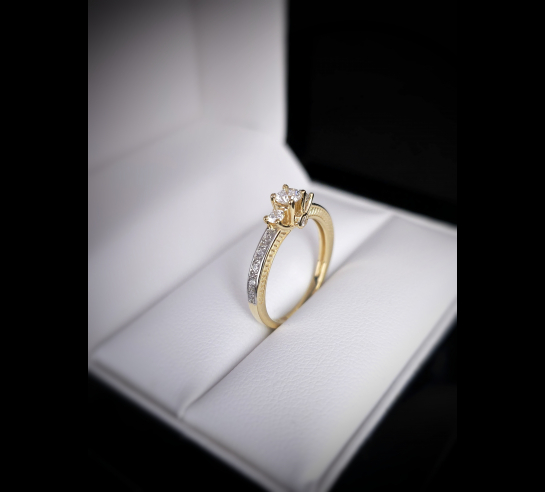 Zlatý briliantový prsteň Oniv