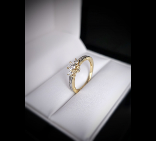 Zlatý briliantový prsteň Oniv