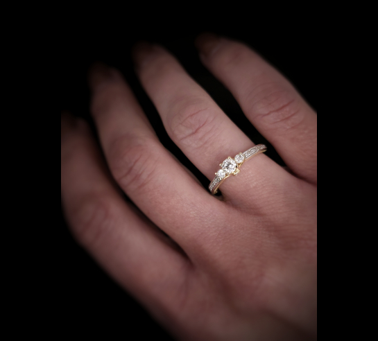 Zlatý briliantový prsteň Oniv