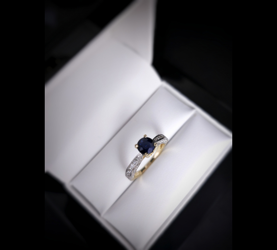 Zlatý briliantový prsteň so Zafírom...