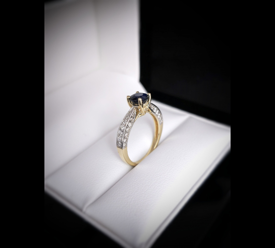 Zlatý briliantový prsteň so Zafírom...