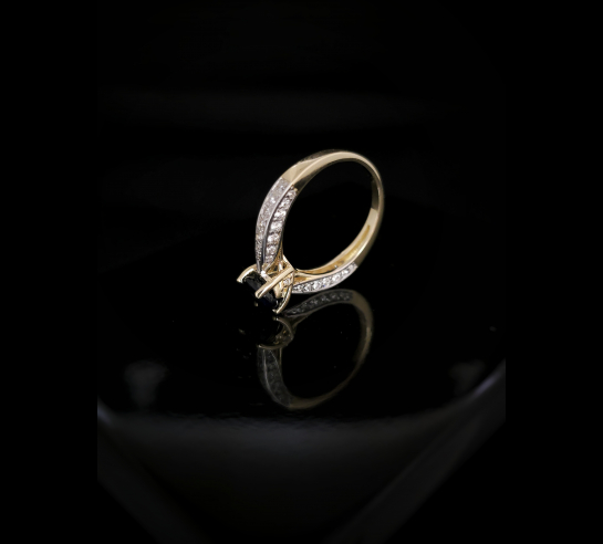 Zlatý briliantový prsteň so Zafírom...