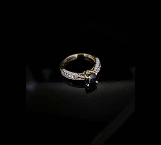 Zlatý briliantový prsteň so Zafírom...