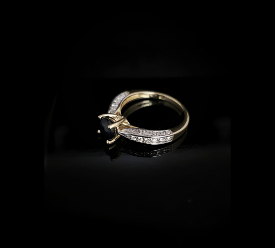 Zlatý briliantový prsteň so Zafírom...