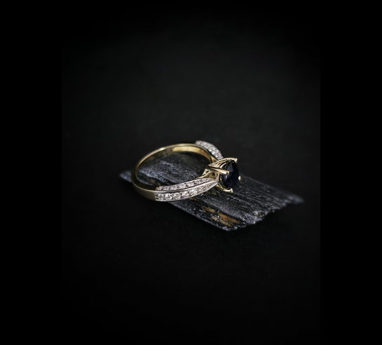 Zlatý briliantový prsteň so Zafírom...