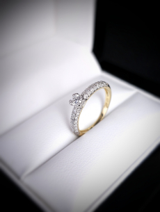 Zlatý briliantový prsteň...