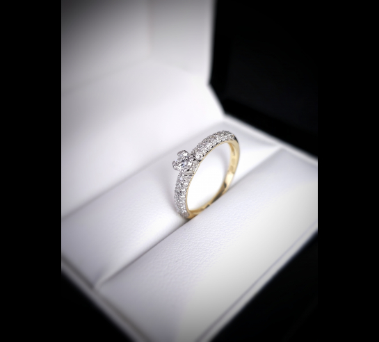 Zlatý briliantový prsteň Laurota