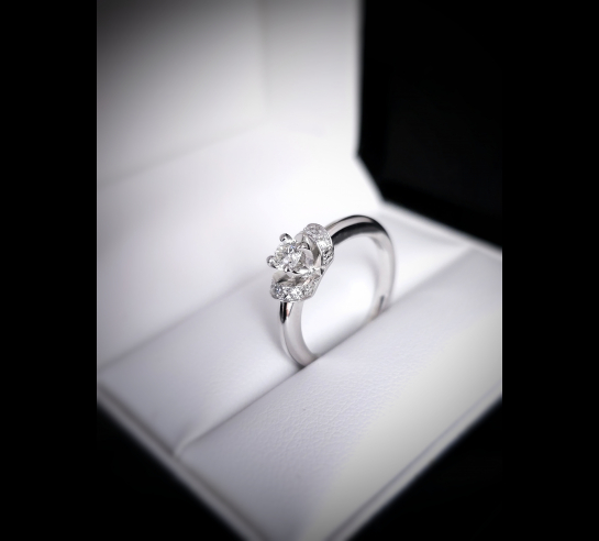 Zlatý briliantový prsteň Lauritte