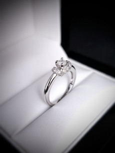 Zlatý briliantový prsteň...