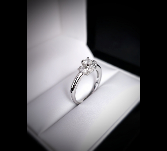 Zlatý briliantový prsteň Lauritte