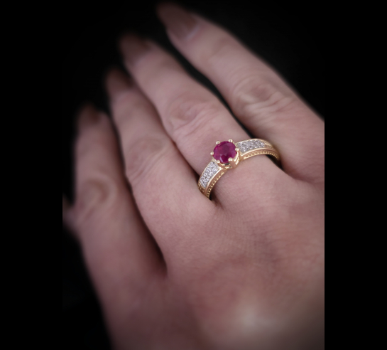 Zlatý briliantový prsteň s Rubínom Hanni