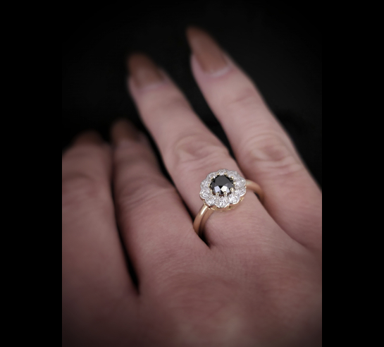 Zlatý briliantový prsteň s čiernym...