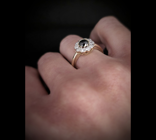 Zlatý briliantový prsteň s čiernym...