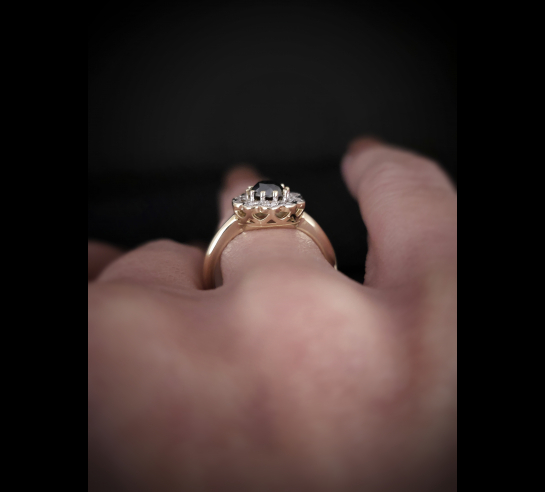 Zlatý briliantový prsteň s čiernym...