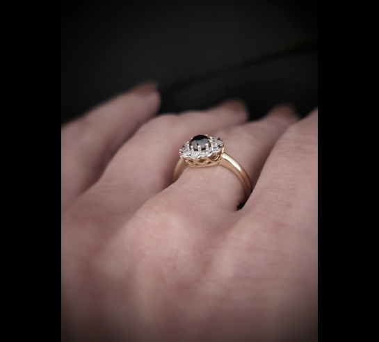 Zlatý briliantový prsteň s čiernym...