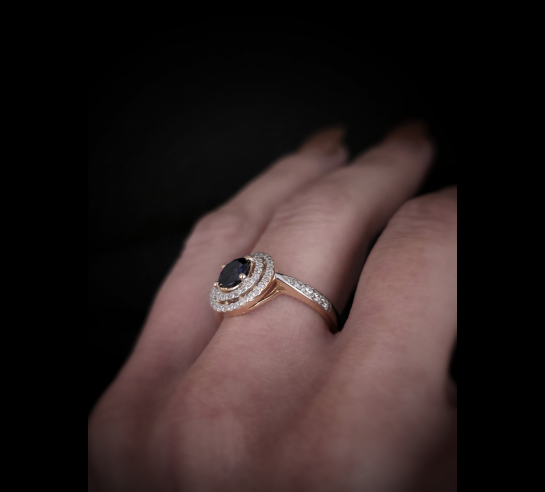 Zlatý briliantový prsteň so Zafírom...