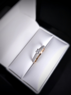 Zlatý briliantový prsteň