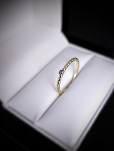 Zlatý prsteň s čiernym...